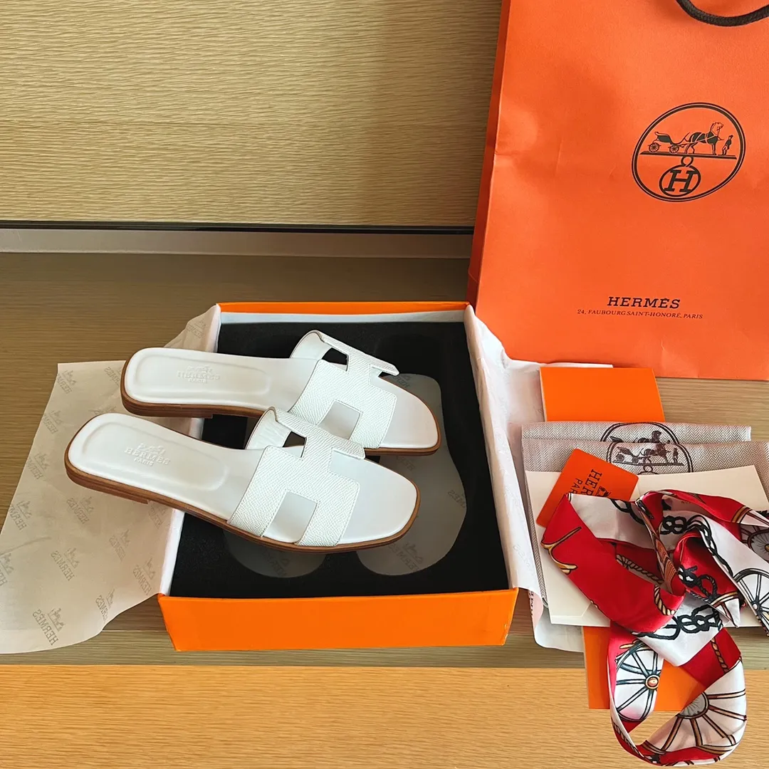 👟👟Ex-factory price 480👟👟 Women's Shoe Factory [Palmprint All-Inclusive Midsole] (Hermès) Upgraded packaging, upgraded version and workmanship materials. Hermes®🔴The highest version of handmade shoes on the market👟👟 👟👟 Top product Hermès slippers🐎 —————————— The 2022 early spring new model is the same as the original version, purely handmade by masters! ❥High-end customization, exclusive products, the highest version in the industry⚠❥Using: Hermers upper: Italian imported cowhide + original custom-grade Australian sheepskin feet + genuine leather outsole (pursuing top walking comfort) 👟👟 ~~〰〰〰〰❥ Packaging: ✔🚦Pay attention to the exclusive top-level exclusive packaging 〰The original top quality is on sale━━━━Hermes━━━━━ size: 35-40 (34.41.42 custom-made, non-refundable)